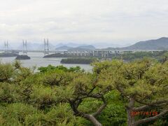 鷲羽山には自転車では登れないと思っていたら、
児島駅の観光案内所の女が電動自転車なら大丈夫と言うので
300円ではなく500円の電動自転車を借りました。
鷲羽山の展望台から瀬戸大橋が良く見えました。