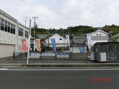 むかし下津井回船問屋は漁協の手前にあると思っていたら、
漁協を過ぎて直ぐにありました。
火曜日は定休日でした。
昔の廻船問屋を修理復元して資料館になっているそうです。
漁業だけでなく、北前船の問屋で賑わっていたそうです。