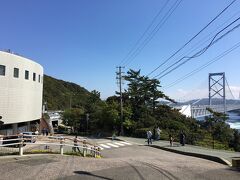 お茶園展望所を後にして歩いていくと、いよいよ大鳴門橋のたもとへ。左に見える丸い建物は大鳴門橋架橋記念館エディ、橋と渦潮に関する資料館といったところでしょうか。今回は未訪問。

※写真は翌朝撮影したもの