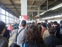 東京駅集合は６：４５。
電車が遅れるといけないので、30分以上余裕をもって出発。

東京駅7:16発はやて111号に乗車し、北上駅9:51着。
ホームはお花見ツアー客で溢れています。