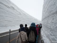 壁の高さは最高１９メートル。気温は０度。雪がちらつく。中国からの観光客が多い。
