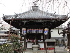 一条通りを西に進むと、地蔵院があります。
別名「椿寺」と呼ばれますが、豊臣秀吉から寄進された「五色八重散椿」が由来です。
地蔵堂に地蔵尊が安置されていました。