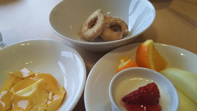 まだまだ食べます。<br /><br />シリアルの所に、車麩のラスクがありました。<br /><br />シナモンシュガーが美味しい。サイズもちょうどいい感じです。 <br /><br />プリンが甘さ控えめで、お代わりしました。