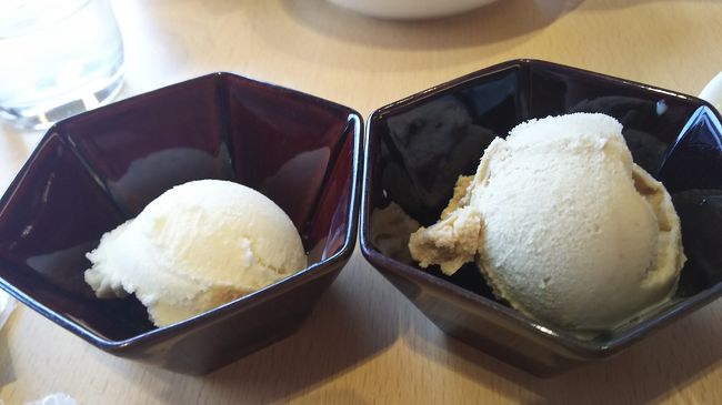 左 醤油、右 加賀棒茶。<br /><br />醤油はみたらしみたい。加賀棒茶の方があっさりして好みでした。<br /><br />コーヒーもいただいて、朝食に１時間以上かかり、父はしびれを聞かせて、お風呂のマッサージチェアで時間を潰していたようです。<br /><br />ごちそうさまでした。<br /><br />後でレストランの前を通ったら、女性一人で宿泊されている方も多く見られました。