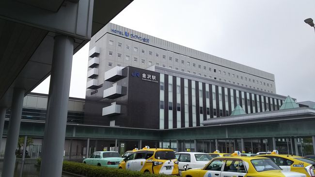 ホテルには無料のロッカーがあり、そこで荷物を預けることも出来ます。<br />少し駅からは離れてるので、お天気が悪いと不便です。<br />繁忙期で駅のロッカーが空いてないときは便利だと思えます。<br /><br />この日は雨だったので、そのまま西口の団体バス降車場まで送ってもらいました。<br /><br />駅のロッカーに荷物を預けます。<br /><br />小さいサイズのスーツケースと荷物が入るサイズで600円でした。<br />