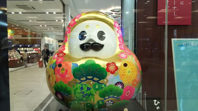 駅の東口にある観光案内所のひゃくまんさん。<br /><br />このキャラクター、めちゃめちゃ可愛い。<br /><br />ちなみに、この観光案内所で傘のレンタルがあります。<br /><br /> 10時半頃は、まだ何本がありましたが、帰る頃2時位は一本も残っていませんでした。<br /><br />傘立てにあるのを自由に借りて行くことが出来ます。