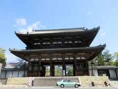 きぬかけの路沿いにある、壮大な二王門。
知恩院の三門、南禅寺の三門とともに京都三大門の一つに数えられる。
二王門は平安時代の伝統を引き継ぐ純和様で建てられている。