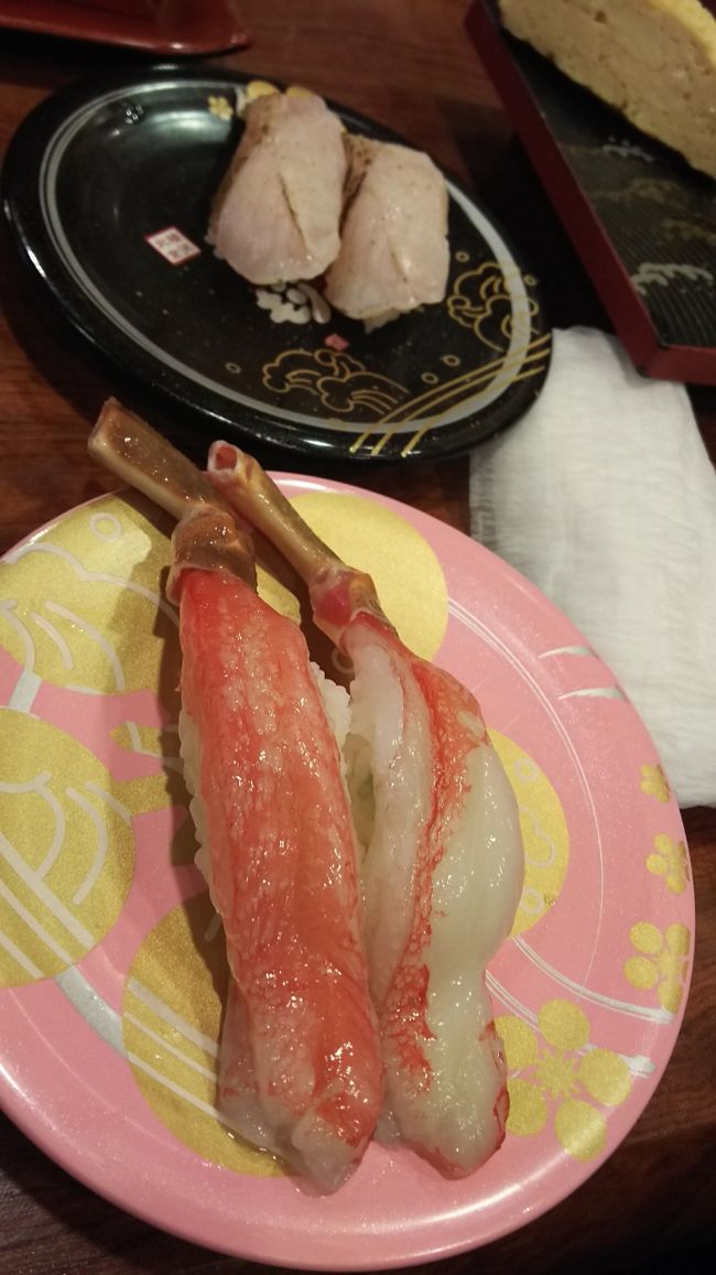 叔母が食べたがってたカニ。<br /><br />香箱カニの味噌汁が注文しました。<br /><br />カニ味噌がおいしかったようです。<br /><br />これで6000円ほどでした。<br />お店出る頃にはすごく行列ができていました。タイミングよかったみたいです。<br /><br />このあと近江町市場を出て、道路を渡り、タクシーで駅に戻ります。