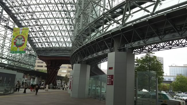 金沢駅前はアーケードになっていて雨でも濡れずにタクシーやバスに乗れます。