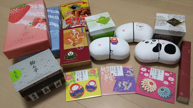 金沢のお土産たち。<br /><br />手前のあぶらとり紙は箔一兼六園店限定です。金沢駅の箔一にはありませんでした。<br /><br />これ以外は、すべて金沢百番街や、金沢駅のコンビニで購入しました。<br /><br />後で気付いたのですが、不室やで、麩のラスクを買ったのにない…<br />バタバタで新幹線に乗ったので荷物が紛れて、父が実家に持ち帰ってしまってました。<br />試食したら美味しかったから購入したのに残念です。<br /><br />今回は金沢のみでしたが、今度行く機会があれば、温泉などにも行ってみたいです