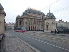 チェコ軍団橋から見た東岸側。国民劇場があります。