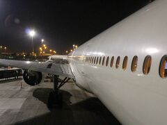 ドバイ空港に到着後、タラップ車が付き、そこから降機しました。そして広い広い空港内をバスで5分ほど走り入国審査場に到着しました。僕はドバイ観光をするためにわざと乗り継ぎ時間を空けました。ドバイに入国しない方は入国審査を受ける必要はありません。