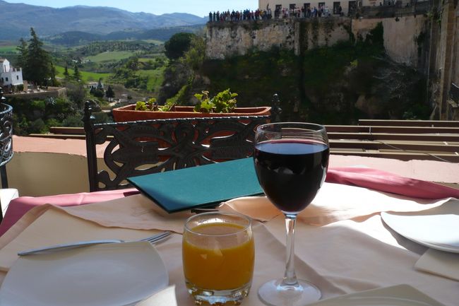 念願の場所での一杯。<br />は～、幸せ～。<br />赤ワインと生オレンジジュース、<br />５．５€<br />雰囲気からは、かなり安いと思い、<br />１０€でお釣りをプロピーナ！<br />