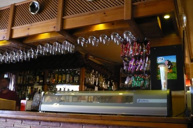 この町のバルでもセルベーサを１本。<br />