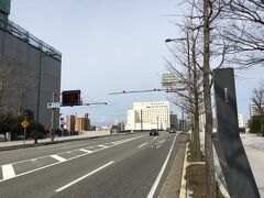萬代橋です。
正面奥の白い建物が新潟オークラホテル。