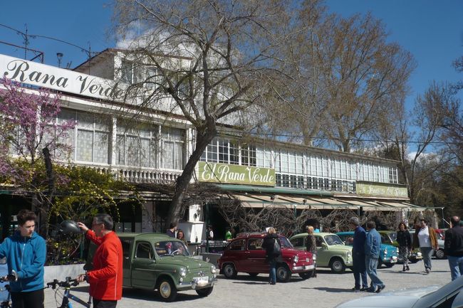 アランフェスにて。<br />ランチをとったお店の前で、<br />フィアット車の展示が。<br />裏側はタホ川で、学生たちがボートの練習をしてました。<br />