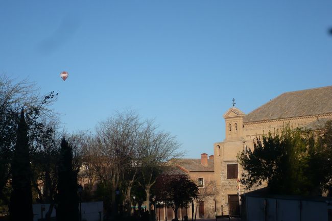 気球が飛んでました。