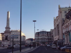 ラゴスからのEVA Busはセッテ・リオス駅に隣接するバスターミナルに到着。
地下鉄でマルケス・デ・ポンバルへ、大使館に行き無事渡航書を受け取りました。
その後レスタウラドーレス広場に面したツーリストポリスに行き、数日前発行された書類（おそらく盗難届け）の私の生年月日が間違っていたので訂正してもらい、さらにその後
やっとこの日の宿泊先アヴェニーダパレスにチェックインしに行きました。

奇しくもツーリストポリスとアヴェニーダパレスは至近。
ツーリストポリスはこの写真一番右に写ってるピンクの建物、
アヴェニーダパレスは正面中央から右に移ってる赤い建物。

こちらの正面には入口は無くて、この裏側