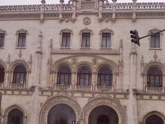 ロシオ駅の横と言ったら良いのか、この写真では切れて写ってないですが
この写真の右側のちょっと奥まったところに入口がありました。