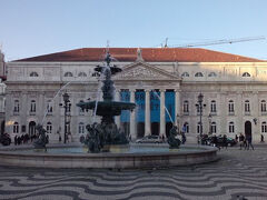 まずはホテルのすぐそば、ドナマリア2世国立劇場

旅先でバレエかクラシックコンサートがあれば極力観劇することにしているので、
ここのスケジュールを調べましたが私がリスボン滞在中は見たいor聴きたい公演がありませんでした。なので中には入っていないので、外観のみ。