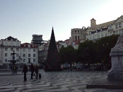 ロシオ広場から、サンタジュスタのエレベーターやカルモ修道院の一部が見えてました。

ロシオ駅脇の階段（カルサーダ・ド・ドゥーケ）を通り抜けて、サンペドロ　デ　アルカンタラ展望台に向かいました。