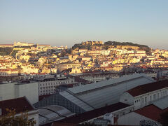あの辺に行こうとして被害に遭ったんだよね･･･。と、綺麗な景色を見ても複雑な心境。
手前の三角の近代的な屋根はロシオ駅