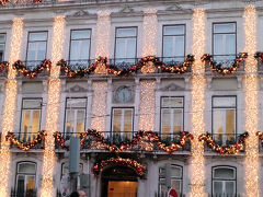 シアード像のある広場の南側の建物のライトアップと飾り付けに心奪われていたら、
どうもこのすぐそばに行ってみたかった老舗カフェ「ブライジレイラ」があったようだったのに気づかずに素通りしてしまっていたよう・・・。