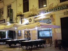 一旦アヴェニーダパレスホテルに戻り、19:00からのピアノコンサートを聴いた後、夕食を食べに出ました。
ホテル近辺で、お手頃で評判が良かったレストラン、ボンジェルディム。
さすがにこの時期（1月）の夜、テラスで食べてる人はいなかった。
外観はちょっと壁が剥がれていたりですが