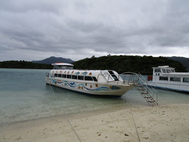 このボートに乗りました。<br />約30分の海底見学。