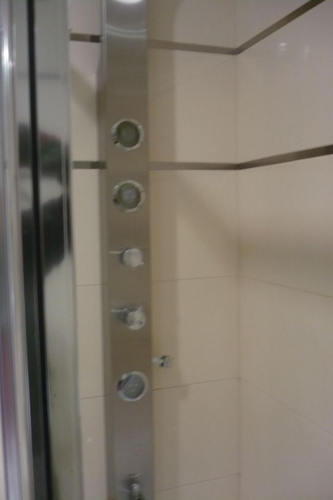 サラマンカでのホテルで、<br />このようなシステムのものは初めてで、<br />お湯を出そうと色々試したら、<br />顔に垂直にシャワーがかかり、<br />また、上からかぶったりと（笑）<br />今回、私を含め、８名参加のツアーで、<br />何人かの方も同じ目にあってたようで、笑えました。<br />