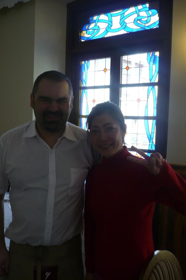 アストルガ、<br />ランチで来店のカマレーロ、カシオスさん。<br />お声がとっても素敵で、<br />どうりで、訪ねれば、小さい頃から<br />カテドラルで合唱団をしてらっしゃるそう。<br />シャイな性格のようで、<br />きっと、いや、絶対ね、年下でしょう、<br />素敵な方でした(*^。^*)