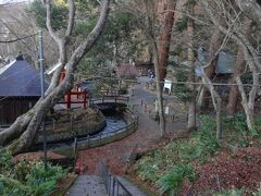 さざえ堂から階段を降りると神社があります。