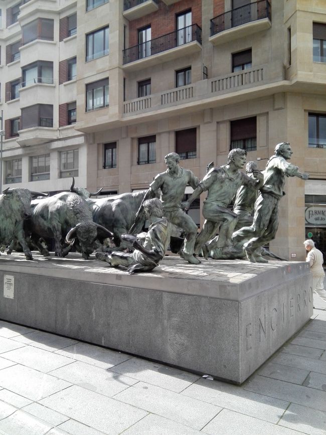 パンプローナにて。<br />この躍動感あふれる<br />牛追い祭の彫刻!