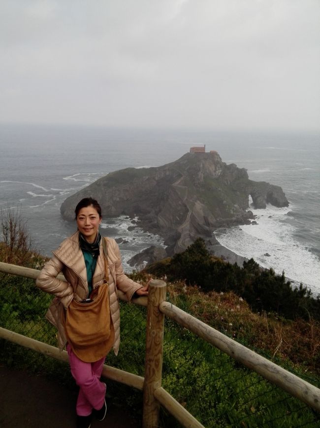 サン　ファン　デ　ガステルガチェ。<br />現在５１歳の私がぜいぜいの往復道。<br />７０代の皆さん、凄いパワーです。<br />やっぱり足腰ね！<br />