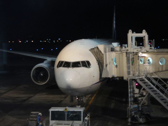 本日の搭乗は777-200。 20：05プッシュバックされ離陸。<br />羽田へは定刻より約40遅れの21：40頃到着。急いで手荷物<br />受け取り場のターンテーブルの出口横にスタンバイ。<br />22時頃荷物を持ってダッシュで京急に乗り、無事品川で<br />最終新幹線に乗る事が出来ました。<br />今回の遠征は雪祭り、Ｗ杯、オフ会、スノボーととても<br />充実しておりました。<br />次回は3月のスキージャンプ最終戦の観戦を兼てのバースディ<br />遠征へと行ってシーズンを締めくくります。<br /><br />