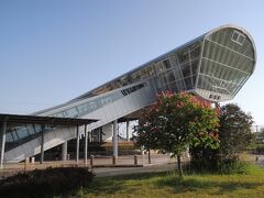 帰りは神埼駅から。

キレイな駅舎ですよね。

近未来な感じ。

全然弥生時代じゃない。