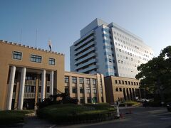 佐賀駅に戻って来て、今度は夕飯を求めて南下。

歩くこと20分ほど。

見えて来ました、佐賀県庁。