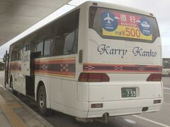 荷物が多くなってしまったので、直行のカリー観光で空港まで向かいました。

バスは観光バスタイプでした。