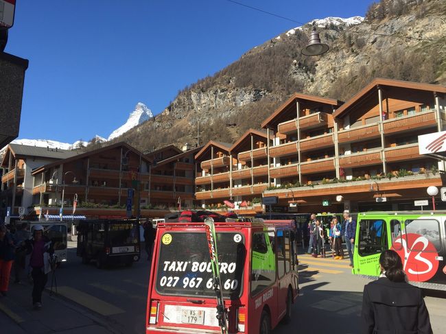 ツェルマット駅を出ると、少しだけマッターホルンが見えています。