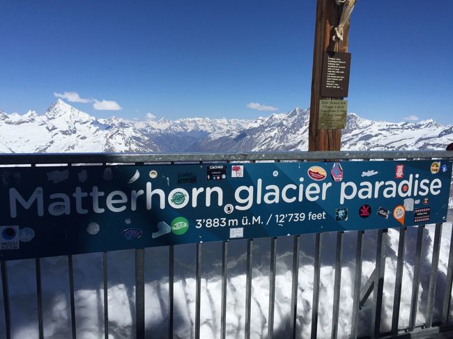 マッターホルン・グレッシャー・パラダイスまでやってきました。ここの標高は富士山より高い3883メートル！<br />板を担いで歩いていると息が上がります・・・
