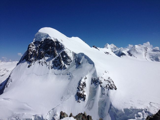 こちらはブライトホルン。山頂付近には登山しているらしい人の姿も。<br />雪庇の上に人がいるように見えてヒヤヒヤします。