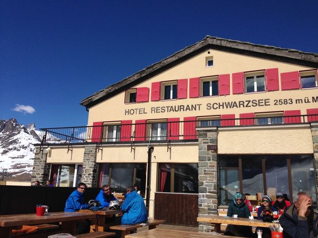 シュヴァルツゼーまで下りてきました。<br />ここからツェルマットまで滑り降りることもできますが、標高が下がって雪質も悪くなってきたので、ここからはロープウェーで下りることにしました。<br /><br /><br />