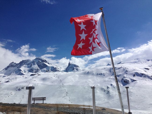 はためくヴァレー州の州旗。天候に恵まれた一日でした。