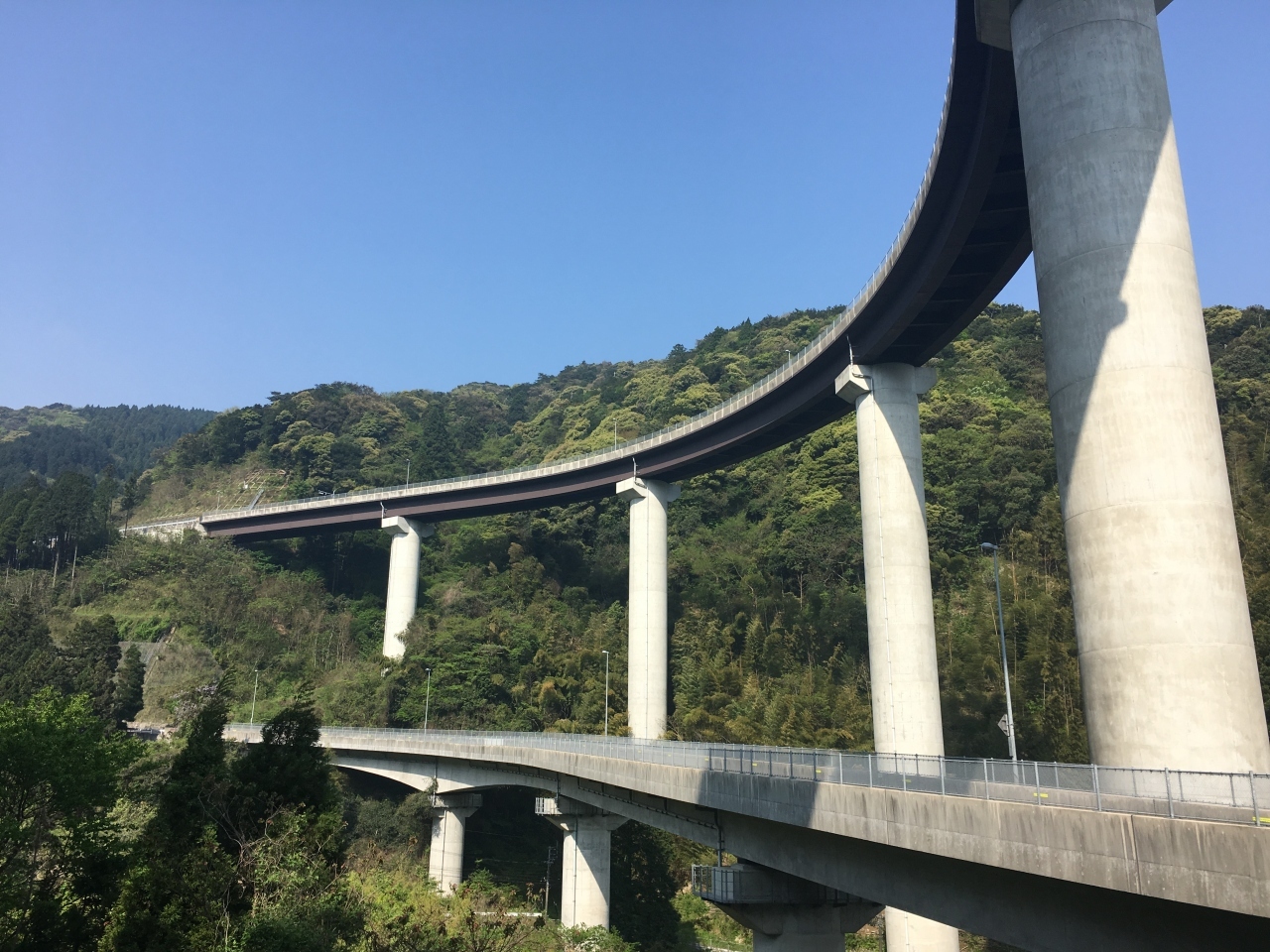 福岡市の西部から、佐賀方面に向かうには三瀬トンネルを越えるのが便利です。

こちらは有料のループ橋です。
