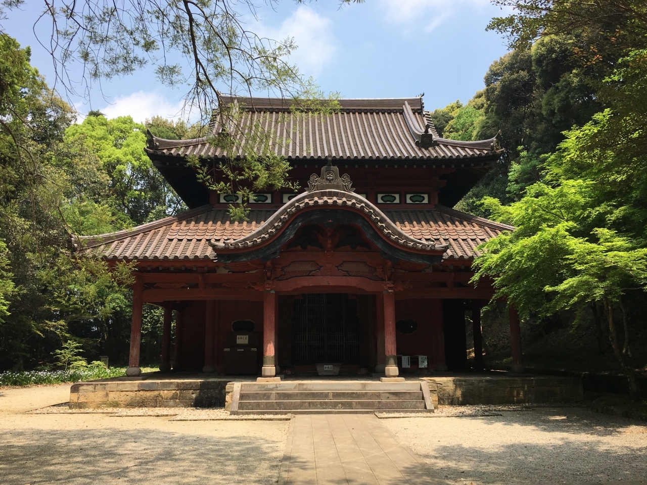 江戸時代に多久4代領主の、多久茂文公が、教育の振興と、敬の心を育むため、建てられました。
