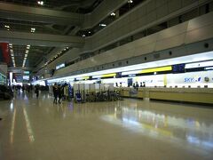 第1ターミナルに戻ってきて、スカイマークのカウンターでチェクインします。
