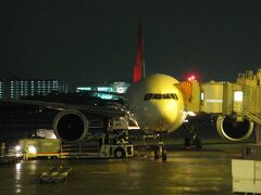 大阪・伊丹空港に到着しました。
レジはJA735Jでした。2021年でも国際線機材として飛んでいます。