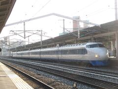 思いっきり逆光ですが、反対側のホームから編成全体の写真が撮れます。

それを知ってる人は停車時間に反対側のホームへダッシュ。知らない人も釣られてダッシュ♪
そして、車内は無人に‥‥