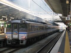 大阪駅では大規模改良工事が進んでいます。番線の使い方も以前とは変わり、少々戸惑ってしまいます。

以前は、｢はまかぜ｣がホームに止まってる姿を見ることが多かったんですが、番線に余裕が無いのでしょうか。すぐに車庫へ引き上げていきます。

エンジンが一斉に紫雲を噴き上げ、駅は煙に包まれます。