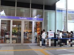 「名古屋JRゲートタワー」1F『タカシマヤ ゲートタワーモール』

2017年4月17日にオープンした【Sarabeth's（サラベス）】名古屋店の行列の写真。

朝から長蛇の列ができています。
私も都内でよく行く「ニューヨークの朝食の女王」と呼ばれる
人気のパンケーキ店です。エッグベネもお薦め。

休日の【サラベス】名古屋店の待ち時間は約1時間30分～1時間40分待ちとのこと。
まだ朝の10:15ですよ！予約は受け付けていません。
夜の時間帯は比較的空いていました。

東海エリア初出店として、名古屋駅直結の高層複合ビル「JRゲートタワー」内の
商業施設「タカシマヤ ゲートタワーモール」1階に名古屋店がオープン。

このオープンを記念して、名古屋店限定メニュー『シュリンプ エッグベネディクト』
2,250円（税込）を期間限定でご提供いたします。
さらに、このために用意したオリジナル・トートバッグをお付けしてご提供します。

＜提供期間＞
2017年4月17日（月）～5月16日（火） 各日30食限定

＜営業時間＞
9:00～22:00

http://sarabethsrestaurants.jp/